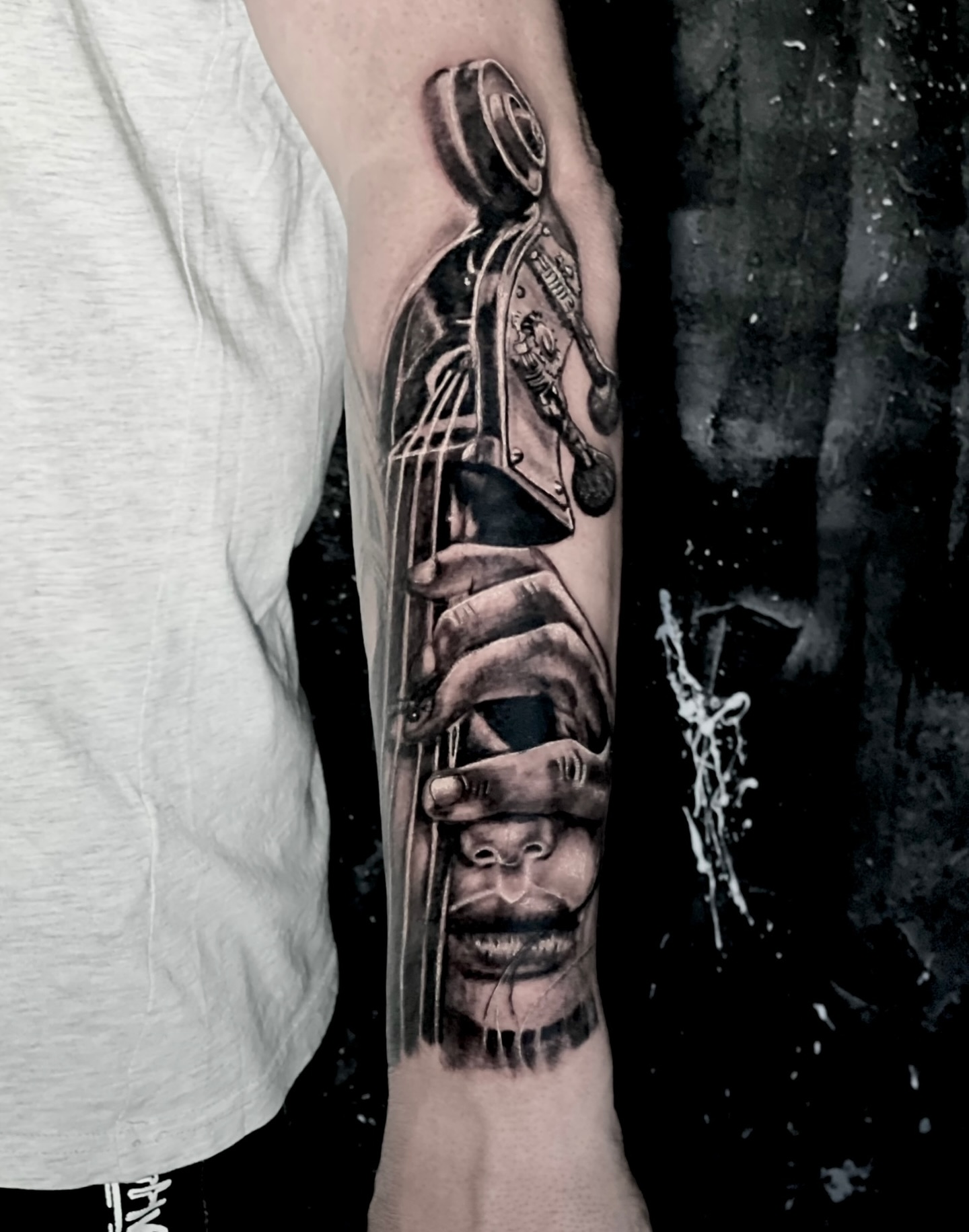 Tatuaggio realistico — contrabbasso e volto
