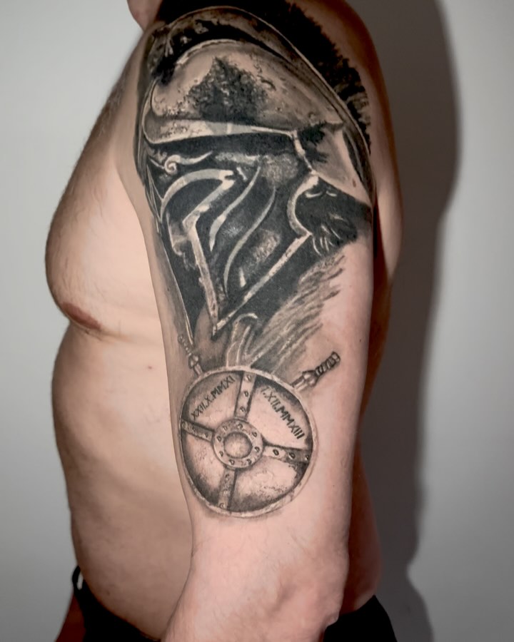 Tatuaggio — elmo e scudo vichinghi